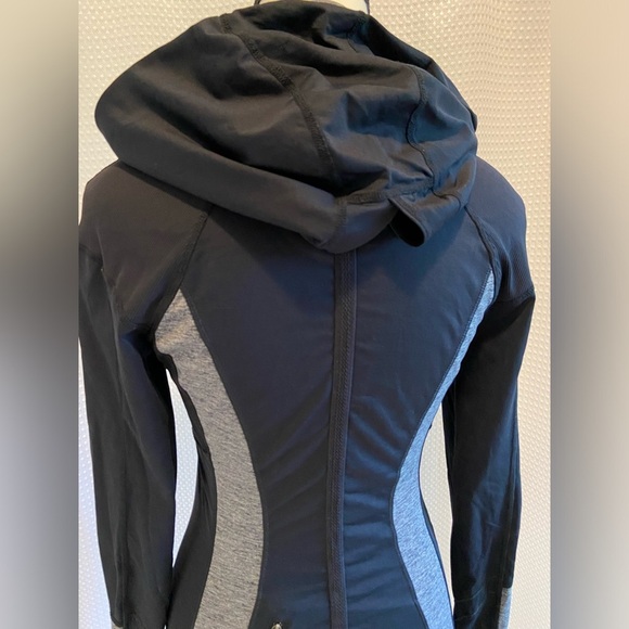 Women’s LULULEMON ATHLETICA Run Cross Train Pullover size 4 - Picture 13 of 16